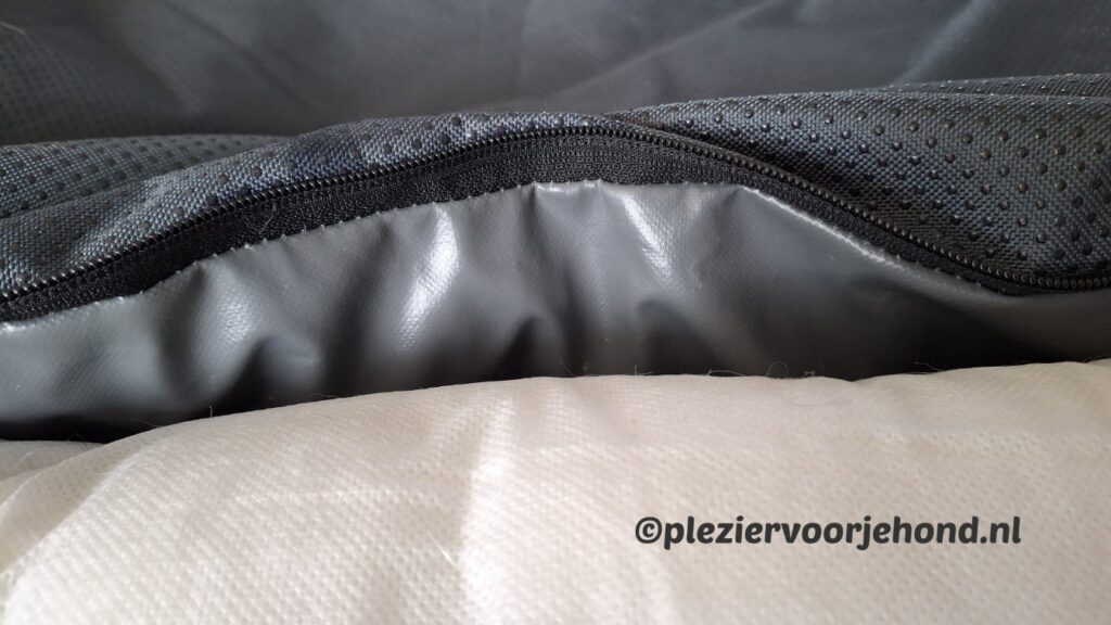 Close-up van de Happy House Strong hondenmand: waterdichte PVC-laag, rits, anti-slip onderkant en spierwit binnenkussen.