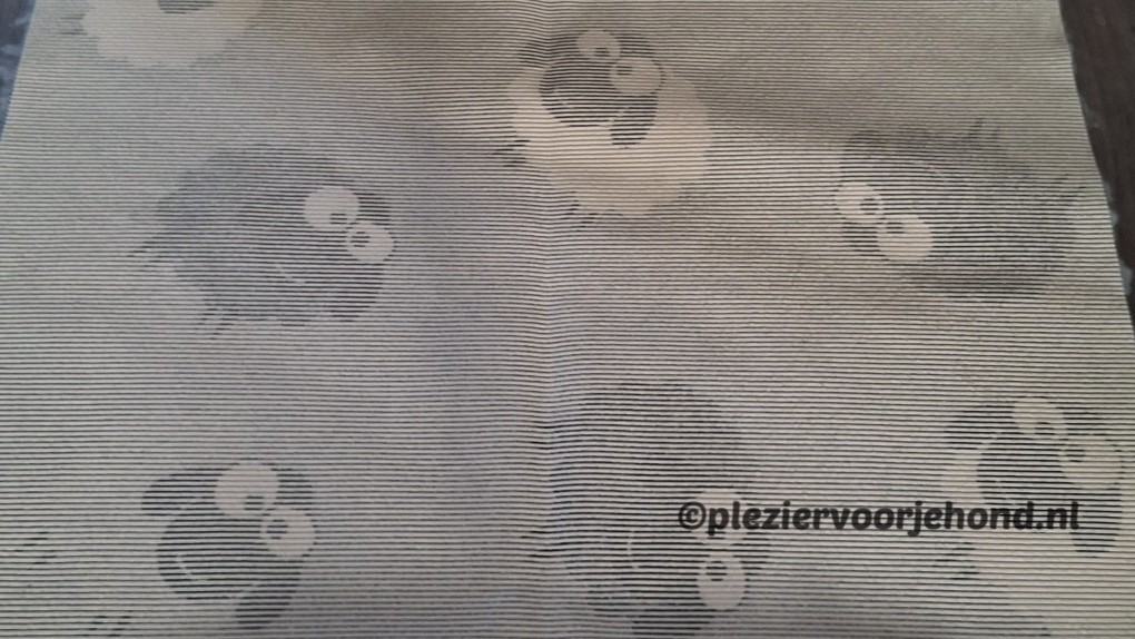De onderkant van het Woolly Sheep vetbed met een stevige grijze antisliplaag.