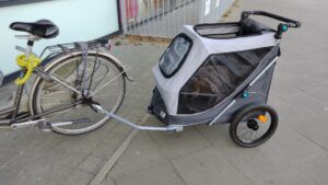 hondenfietskar trixie opvouwbaar grijs Zosia zit in de Trixie opvouwbare hondenfietskar grijs.