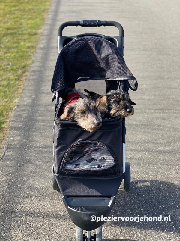 Deze Trixie hondenbuggy biedt plek aan 2 teckels. Samen genieten ze van hun handige buggy.