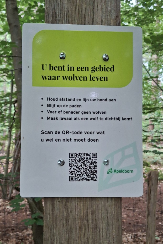 waarschuwingsbord wolvengebied hondenbos julianatoren Waarschuwingsbordje voor wolvengebied bij Hondenbos Julianatoren